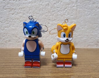 Orecchini a forma di minifigure di Sonic e Tails.