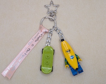 Portachiavi a forma di minifigure di banana. Possibilità di personalizzazione.