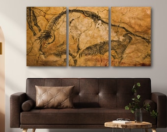 Può includere: Una stampa su tela a tre pannelli che raffigura un bisonte in bianco e nero su uno sfondo marrone e giallo. Il bisonte è disegnato in stile pittura rupestre.