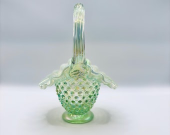 Cesta Fenton 95th Anniversary Willow Green Opalescent Hobnail con asa retorcida de 6 1/2”