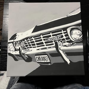 以下が含まれることがあります： ヴィンテージのシボレー車の白黒の絵画。車は、グリル、ヘッドライト、ナンバープレートなど、リアルなスタイルで描かれています。ナンバープレートは「CNK 8003」です。