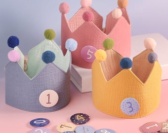 Handgemaakte kroonhoed voor baby, op maat gemaakte stoffen kroon met verwisselbare leeftijdsbadges, kinderverjaardagsfeestje, speciale aandenken