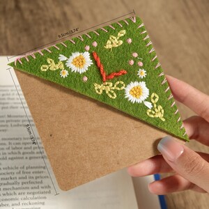 Corner bookmark size information: 3.7 * 3.7 inches / 9.5 * 9.5 cm