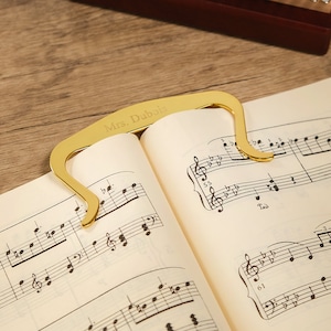 The gold style is very suitable for classic temperament.