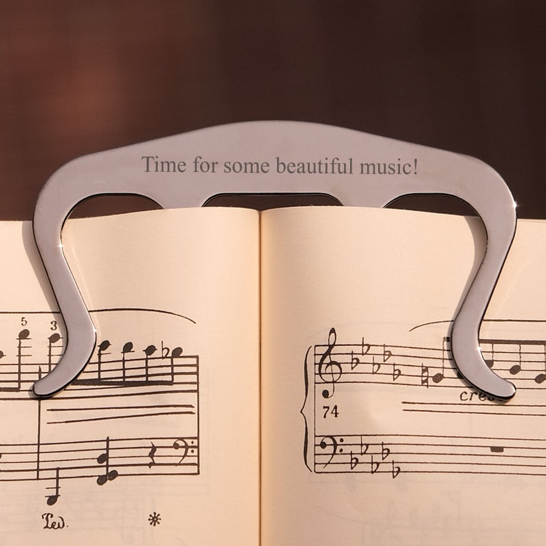 Peut inclure: Un porte-pages en m&eacute;tal argent&eacute; pour la musique. Le porte-pages a la forme d'une arche incurv&eacute;e et porte la mention "Time for some beautiful music!" grav&eacute;e sur le dessus.