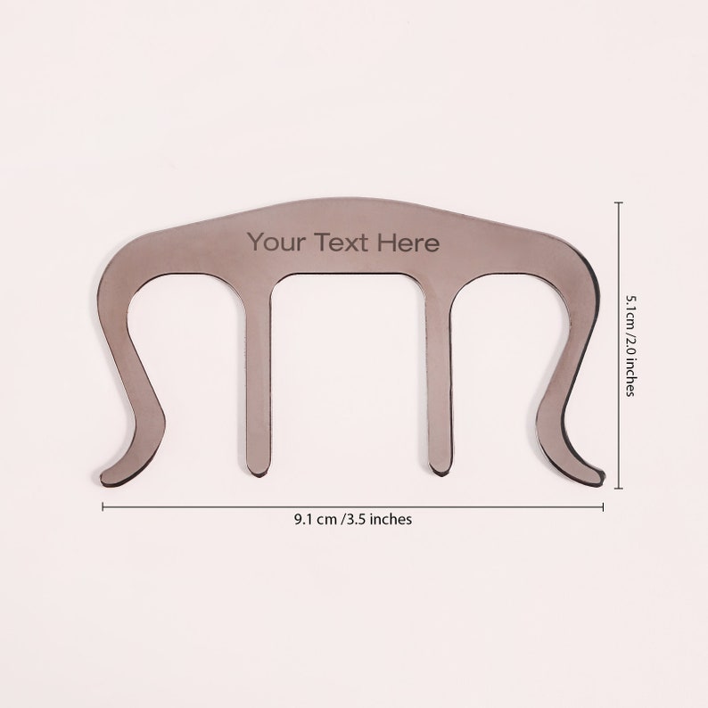 Peut inclure: Un clip &agrave; cheveux en plastique gris avec trois dents. Le clip mesure 9,1 cm / 3,5 pouces de large et 5,1 cm / 2,0 pouces de haut. Le texte "Your Text Here" est grav&eacute; sur le dessus du clip.