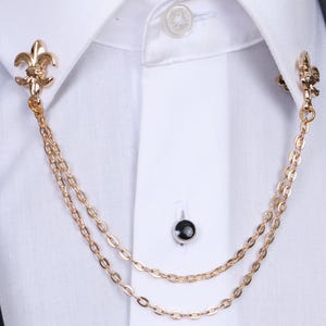 Chaîne de col fleur de lys royal, chaîne de col de chemise en or, design triangulaire unique, garçons d'honneur demandant des cadeaux, broche de col unisexe, cadeau pour lui