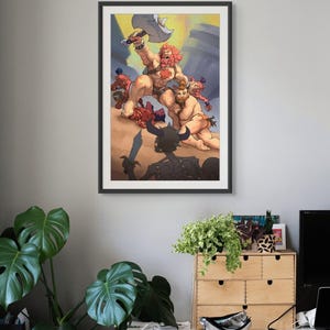 Pode incluir: Impressão artística emoldurada retratando uma cena de batalha de fantasia. A ilustração apresenta figuras musculosas com machados e espadas, envolvidas em combate. A obra de arte é ambientada em um cenário de terreno rochoso e um céu estilizado, com uma moldura escura.