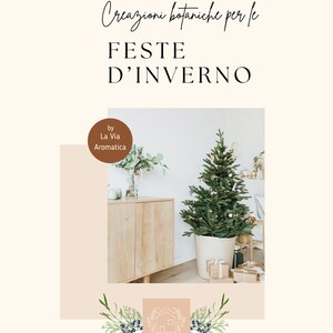 Può includere: Un piccolo albero di Natale in vaso con decorazioni bianche si trova su un pavimento di legno davanti a un mobile in legno. Il testo "Creazioni botaniche per le FESTE D'INVERNO by La Via Aromatica" è visualizzato sopra l'immagine.