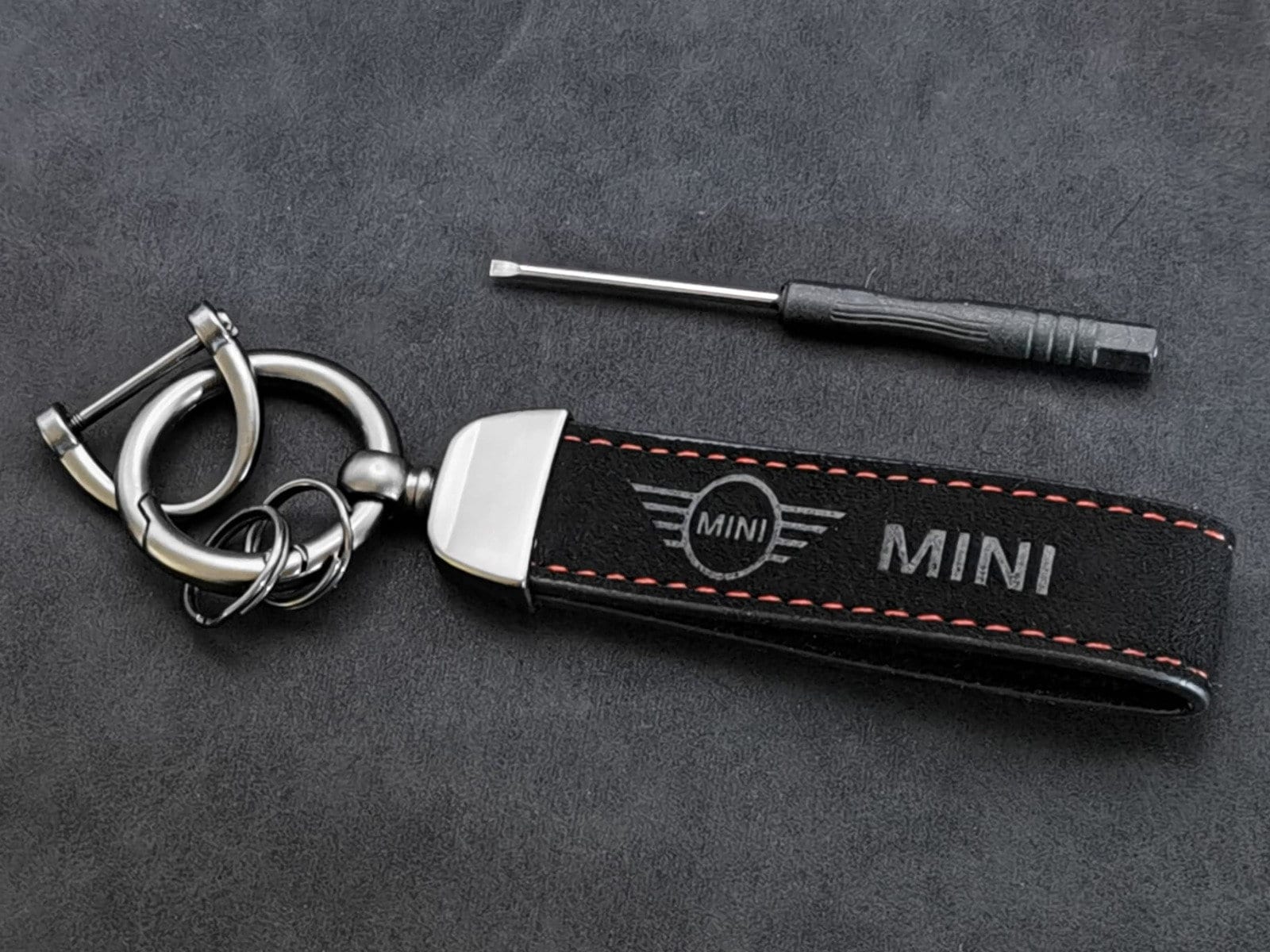 VmG-Store Mini Schlüsselanhänger Cooper Kult Auto aus Metall Geschenk für  Fans