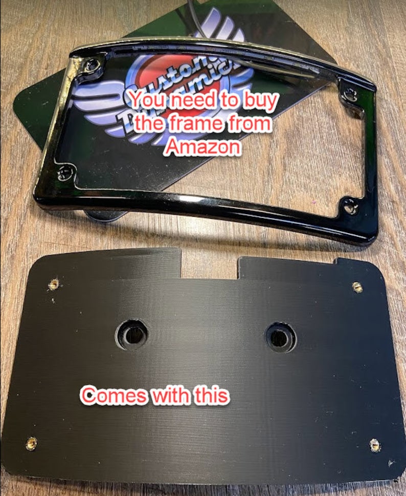 Peut inclure: Un cadre de plaque d'immatriculation noir avec des coins arrondis et des trous de montage, associ&eacute; &agrave; une plaque de montage noire. Le cadre porte le texte "You need to buy the frame from Amazon". La plaque de montage porte le texte "Comes with this".