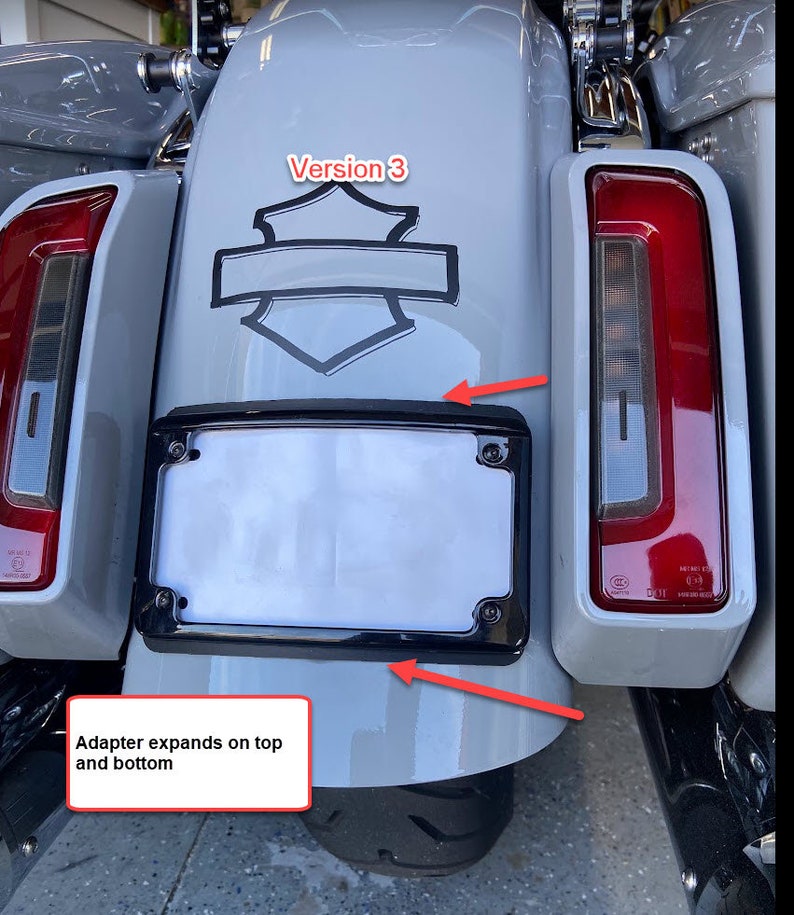 Peut inclure: Un garde-boue arri&egrave;re de moto gris clair avec un cadre de plaque d'immatriculation noir. Le garde-boue pr&eacute;sente un embl&egrave;me noir et des feux arri&egrave;re rouges. Le texte "Version 3" est visible.