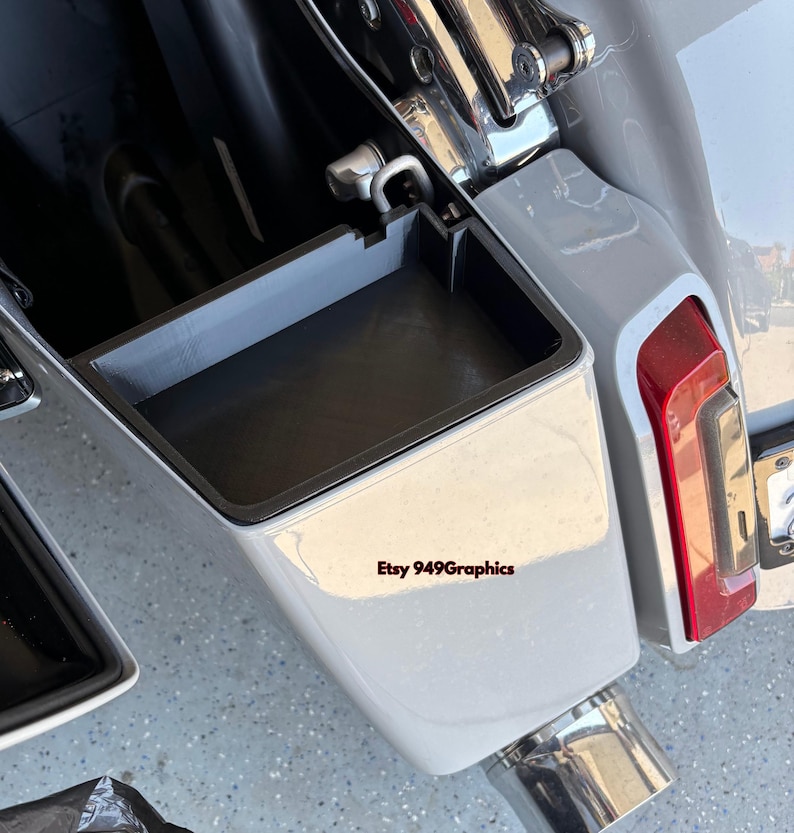K&ouml;nnte beinhalten: Ein grauer Motorrad-Satteltaschen-Organizer mit rechteckiger Form. Der Organizer ist in einer wei&szlig;en Motorrad-Satteltasche installiert. Das Bild zeigt auch ein rotes R&uuml;cklicht und ein verchromtes Auspuffrohr. Der Text "Etsy 949Graphics" ist sichtbar.