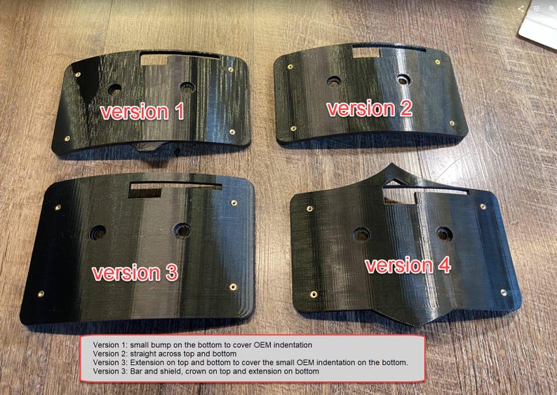Peut inclure: Quatre composants en plastique noir, chacun avec un design unique, sont pr&eacute;sent&eacute;s. Les textes "version 1", "version 2", "version 3" et "version 4" sont visibles. Chaque composant comporte des trous de vis et une ouverture centrale. Une bo&icirc;te de texte d&eacute;crit les caract&eacute;ristiques de chaque version.
