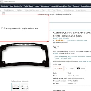 Peut inclure: Cadre de plaque d'immatriculation LED noir avec lumi&egrave;res int&eacute;gr&eacute;es. Le cadre est de forme rectangulaire avec des coins arrondis et comprend le texte "This is the LED Frame you need to buy from Amazon". Le cadre mesure 18,26 cm de long et 10,8 cm de large.