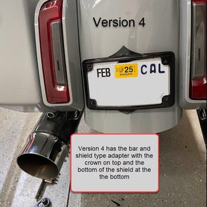 Peut inclure: Vue arri&egrave;re d'une moto avec plaque d'immatriculation et &eacute;chappement chrom&eacute;. La plaque indique "CAL" et porte un autocollant "FEB 25". Le texte "Version 4" est visible. Le texte d&eacute;crit l'adaptateur.