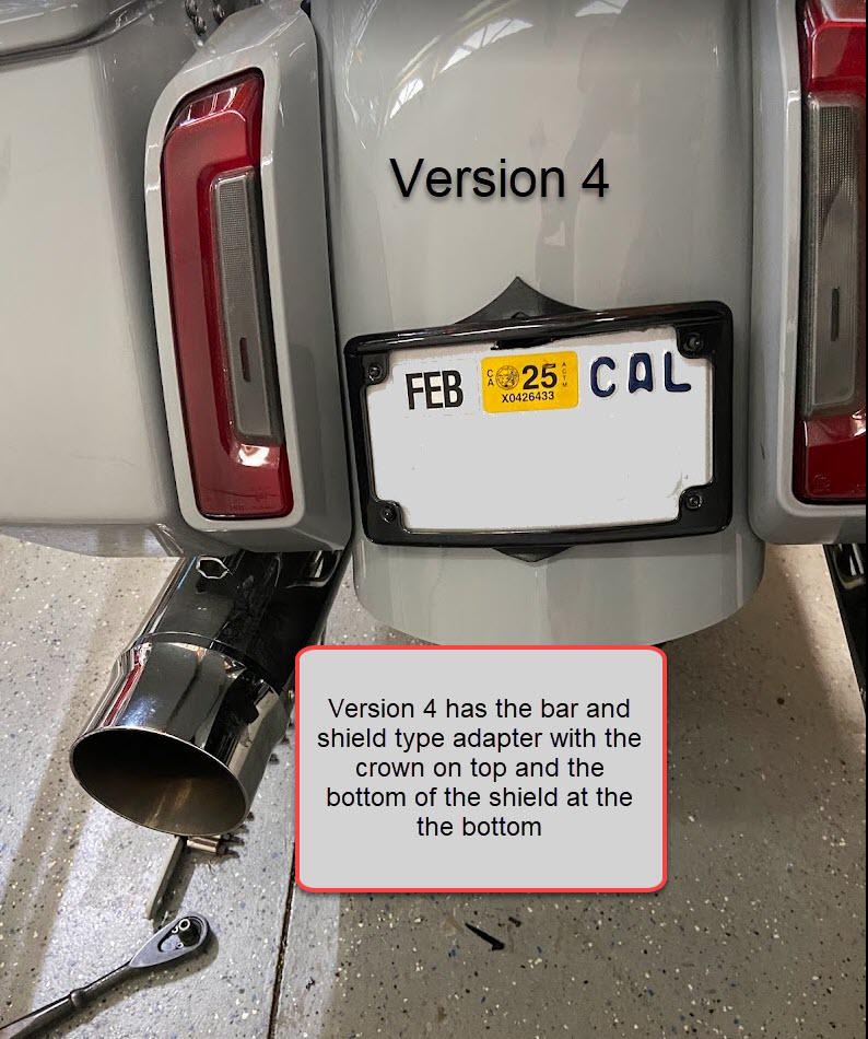 Peut inclure: Vue arri&egrave;re d'une moto avec plaque d'immatriculation et &eacute;chappement chrom&eacute;. La plaque indique "CAL" et porte un autocollant "FEB 25". Le texte "Version 4" est visible. Le texte d&eacute;crit l'adaptateur.
