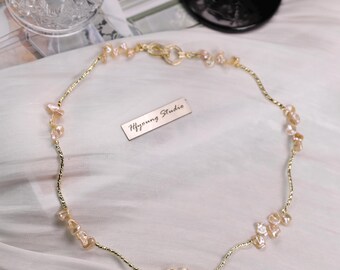 Halsband med sötvattenspärlor i barockt guld med kronblad, pärlhalsband, bröllopspresent / högtidspresent / födelsesten i juni