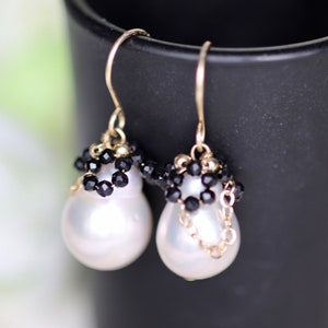 14KGDF Gold Baroque Pearl Drop Earrings with Black Spinel, pearl earrings, Wedding gift / Engagement gift / Holiday gift / June Birthstone imagem 1