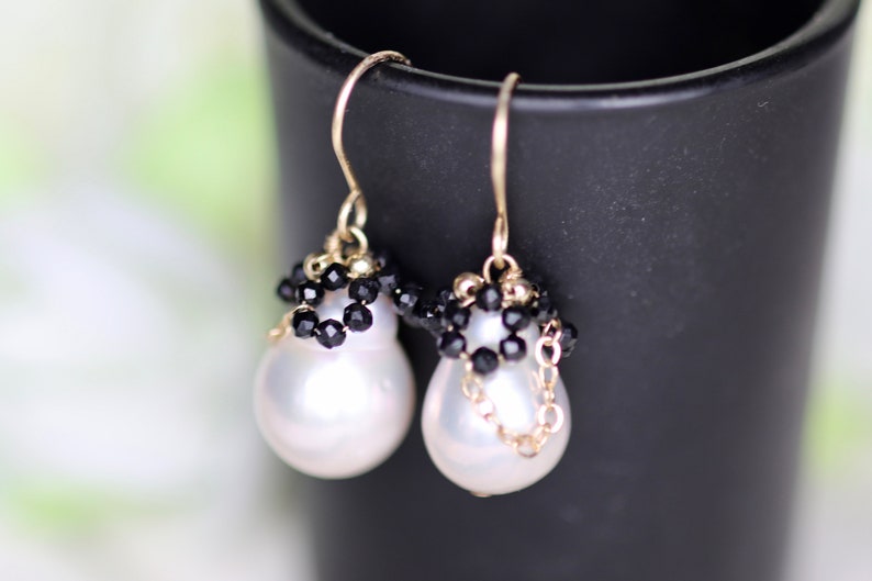 14KGDF Gold Baroque Pearl Drop Earrings with Black Spinel, pearl earrings, Wedding gift / Engagement gift / Holiday gift / June Birthstone imagem 1