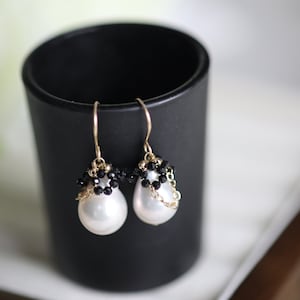 14KGDF Gold Baroque Pearl Drop Earrings with Black Spinel, pearl earrings, Wedding gift / Engagement gift / Holiday gift / June Birthstone imagem 2