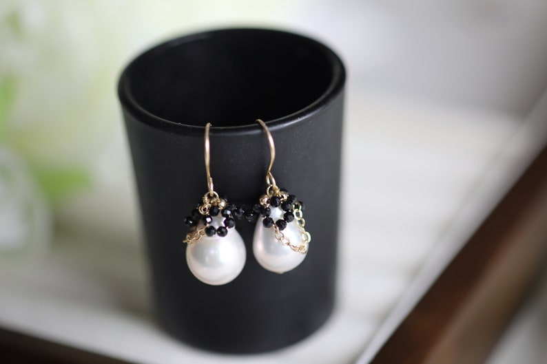 14KGDF Gold Baroque Pearl Drop Earrings with Black Spinel, pearl earrings, Wedding gift / Engagement gift / Holiday gift / June Birthstone imagem 2