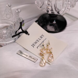 Orecchini pendenti in oro con perle d'acqua dolce e petali barocchi, orecchini di perle, regalo di nozze / regalo di festa / pietra portafortuna di giugno