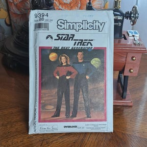 Vintage 1989 Star Trek: The Next Generation sewing pattern by Simplicity (Pattern #9394).