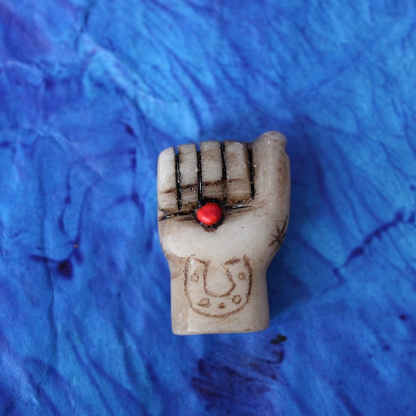 Mains uniques en pierre calcaire d'Ayni des Andes avec graines de huayruro : art symbolique de la prospérité et du soutien - Embrasser la réciprocité culturelle et la bonne fortune