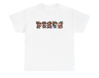 Puede incluir: Camiseta blanca con un gráfico colorido de cuatro osos de peluche vestidos con varios atuendos, incluyendo sombreros y chalecos. Los osos están dispuestos en una fila a través del pecho. El diseño es de estilo caricaturesco.