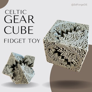 Puede incluir: Un juguete de fidget de cubo de engranaje celta impreso en 3D. El cubo está hecho de plástico gris claro y tiene un intrincado diseño de nudo celta. El cubo se muestra en dos posiciones, una con los engranajes visibles y otra con los engranajes ocultos.