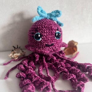 Qualle Baby Rassel häkeln Qualle, Qualle handgemacht Lila Qualle, gehäkelte Meerestier, Qualle Stofftier, Medusa, stricken Medusa