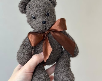 Kleiner gehäkelter Teddybär aus Plüsch - handgefertigter Boucle-Bär, Babypartygeschenk, Kinderzimmerdekor