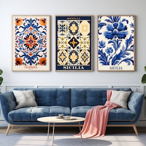 Puede incluir: Tres impresiones enmarcadas con patrones geométricos azules y amarillos. Las impresiones se titulan "Taormina", "Sicilia" y "Sicilia" con las palabras "Modello" y "Fiastrella" sobre los títulos.