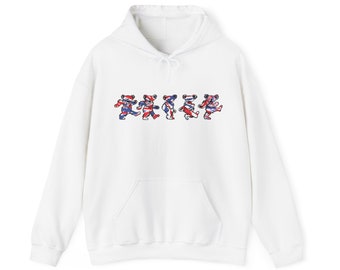 Puede incluir: Sudadera con capucha blanca con un gráfico colorido de cinco osos bailando. Cada oso está decorado con patrones rojos, blancos y azules. La sudadera tiene un bolsillo delantero y una capucha con cordón.