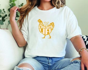 CHICKEN LIFE Unisex klassisches T-Shirt | Just Livin the Sourdough, Gehöft, Hühnerleben | Lustiges Huhn Bauer Shirt | Huhn Mom Shirt