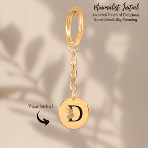 Chaveiro com inicial floral D - Chaveiro com monograma personalizado com gravação nas costas, presente personalizado para ela, chaveiro personalizado exclusivo