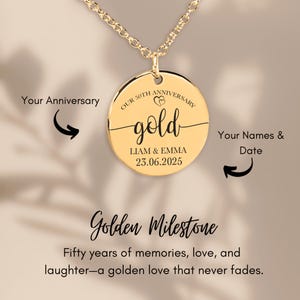 Collar con moneda del 50.° aniversario: colgante de oro personalizado con nombres y fecha: collar de aniversario de oro: moneda grabada personalizada de 50 años