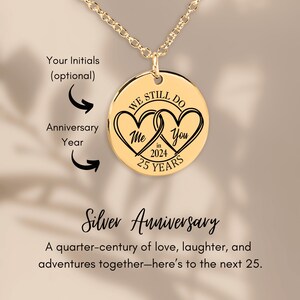 Collar con moneda del 25.° aniversario: colgante de plata personalizado con nombres y fecha: collar de aniversario de plata: colgante de moneda personalizado de 25 años