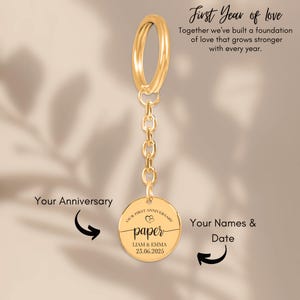 Llavero con moneda de papel para el primer aniversario: nombres personalizados y fecha grabada; llavero personalizado para el primer aniversario; regalo con moneda personalizada
