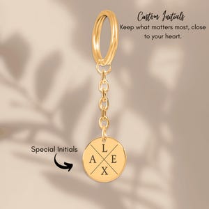 Chaveiro com iniciais personalizadas - Presente com crachá personalizado - Chaveiro com iniciais gravadas - Chaveiro com letras personalizadas - Presente com iniciais personalizadas