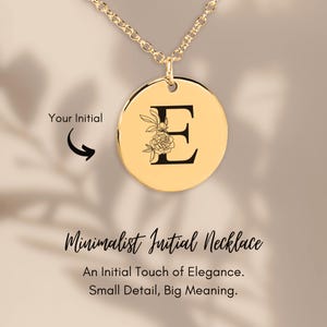 Collar con inicial floral E: colgante grabado personalizado, joyería personalizada, regalo elegante para ella, monograma botánico, delicado dije con letra
