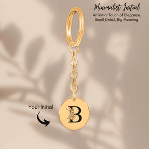 Llavero con inicial floral B: grabado personalizado en la parte posterior, llavero personalizado con la letra B, elegante dije con monograma, regalo personalizado para ella