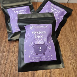 Juego de dados misteriosos: dados TTRPG de resina hechos a mano con borde afilado