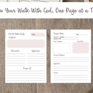 Może przedstawiać: Dwustronny dziennik do studiowania Biblii z tekstem "Grow Your Walk With God, One Page at a Time". Lewa strona jest przeznaczona do studiowania Biblii S.O.A.P., a prawa strona do notatek z kazań. Srebrny długopis znajduje się po lewej stronie.
