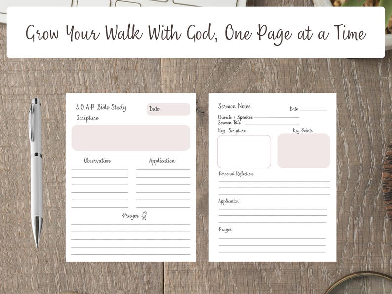Może przedstawiać: Dwustronny dziennik do studiowania Biblii z tekstem "Grow Your Walk With God, One Page at a Time". Lewa strona jest przeznaczona do studiowania Biblii S.O.A.P., a prawa strona do notatek z kazań. Srebrny długopis znajduje się po lewej stronie.