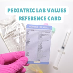 Könnte beinhalten: Eine weiße Karte mit blauen und grünen Akzenten, betitelt "Pediatric Lab Values Reference Card". Die Karte listet verschiedene Labortests und ihre Normalwerte für Kinder auf. Eine Hand in rosa Handschuhen hält die Karte.
