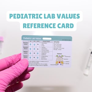 Op de afbeelding: Een referentiekaart voor pediatrische laboratoriumwaarden, met een tabel met normale waarden en veelvoorkomende oorzaken van respiratoire acidose, respiratoire alkalose, metabole acidose en metabole alkalose. De kaart bevat ook een diagram van thoraxretracties.