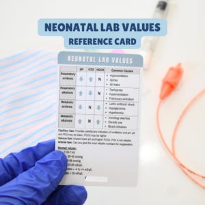 Op de afbeelding: Een witte rechthoekige referentiekaart getiteld Neonatal Lab Values met een tabel die pH-, CO2- en HCO3-niveaus weergeeft voor respiratoire en metabole aandoeningen, inclusief veelvoorkomende oorzaken en normale waarden in zwarte tekst.