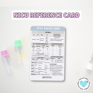 Op de afbeelding: Een rechthoekige NICU Basics Card referentiekaart met tabellen voor vitale functies, ETT- en laryngoscoopbladmaten, Apgar-scores en inbrengdieptes. De kaart is wit met zwarte tekst en een lichtblauwe kop, vergezeld door twee kleine flesjes.